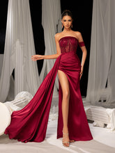 Elegant Satin Red Carpet Gown with High Slit & Strapless Design – Luxurious Evening Wear for Formal Galas & Luxury Events